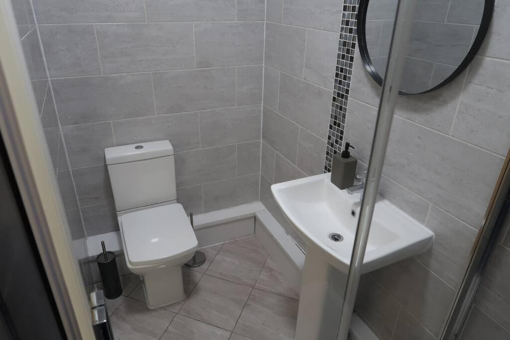 Two-Bedroom Apartment With Scenic Balcony View Шипли Екстериор снимка