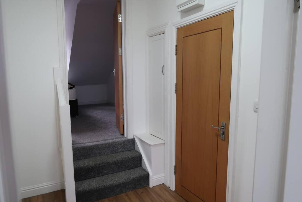 Two-Bedroom Apartment With Scenic Balcony View Шипли Екстериор снимка