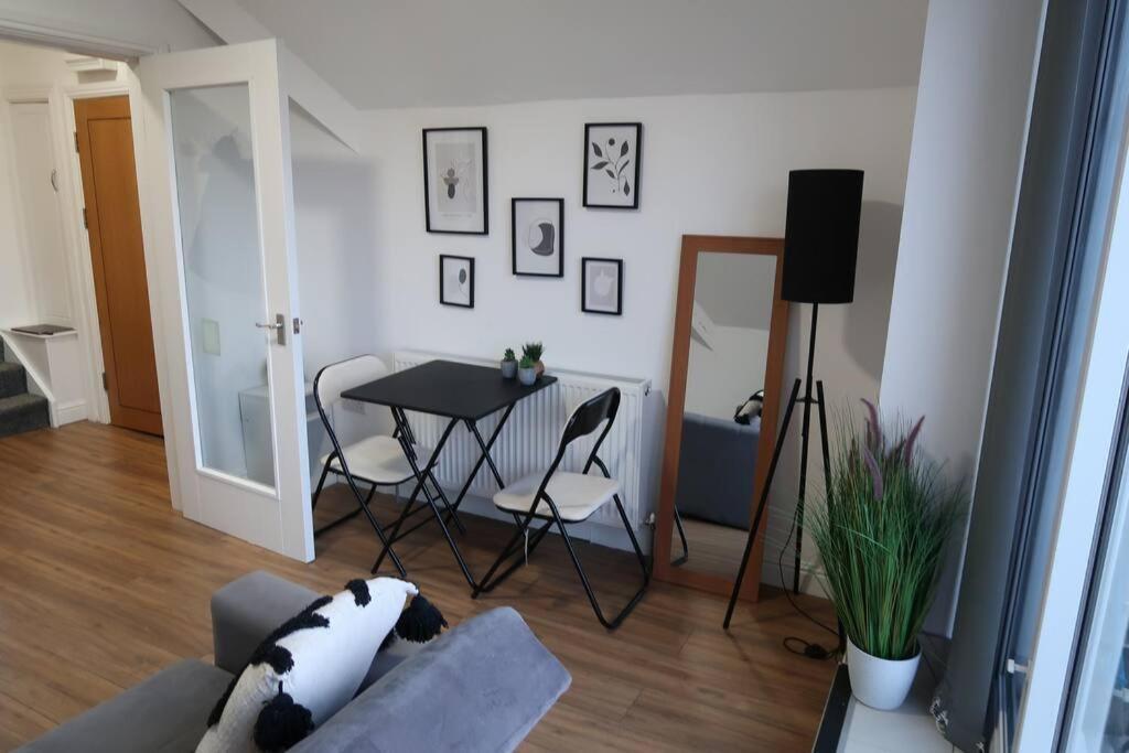Two-Bedroom Apartment With Scenic Balcony View Шипли Екстериор снимка