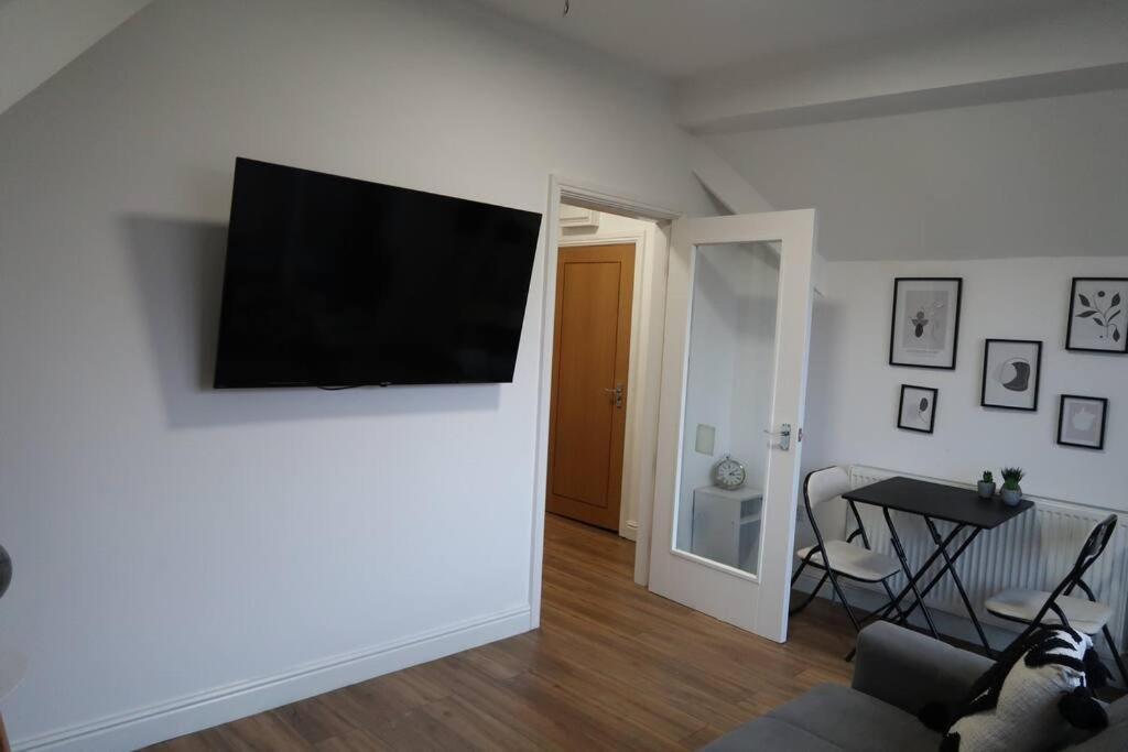 Two-Bedroom Apartment With Scenic Balcony View Шипли Екстериор снимка
