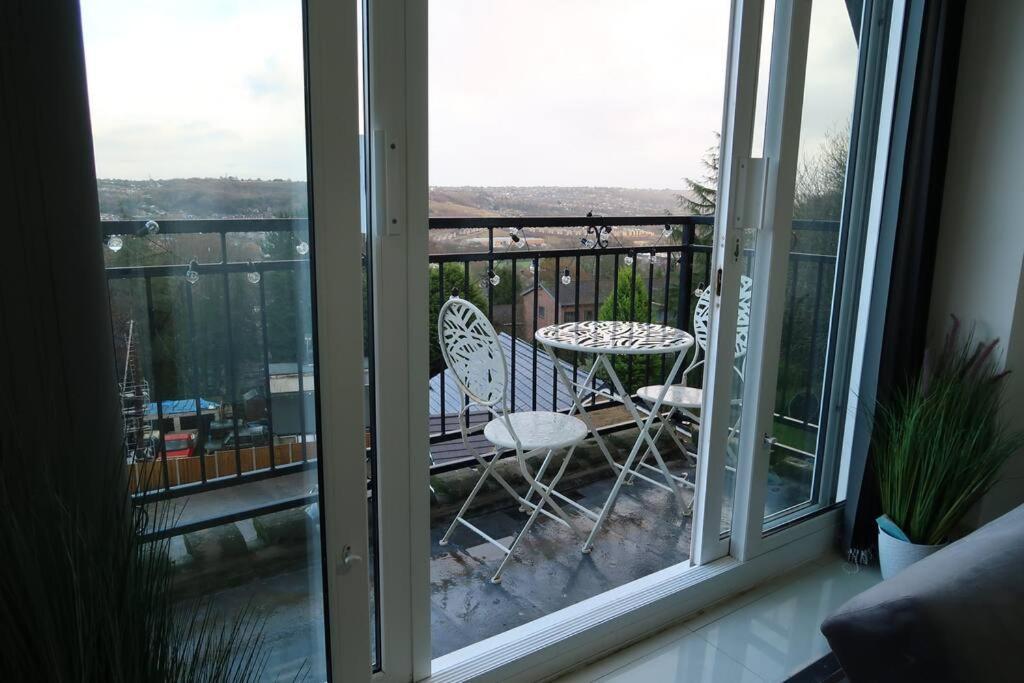 Two-Bedroom Apartment With Scenic Balcony View Шипли Екстериор снимка