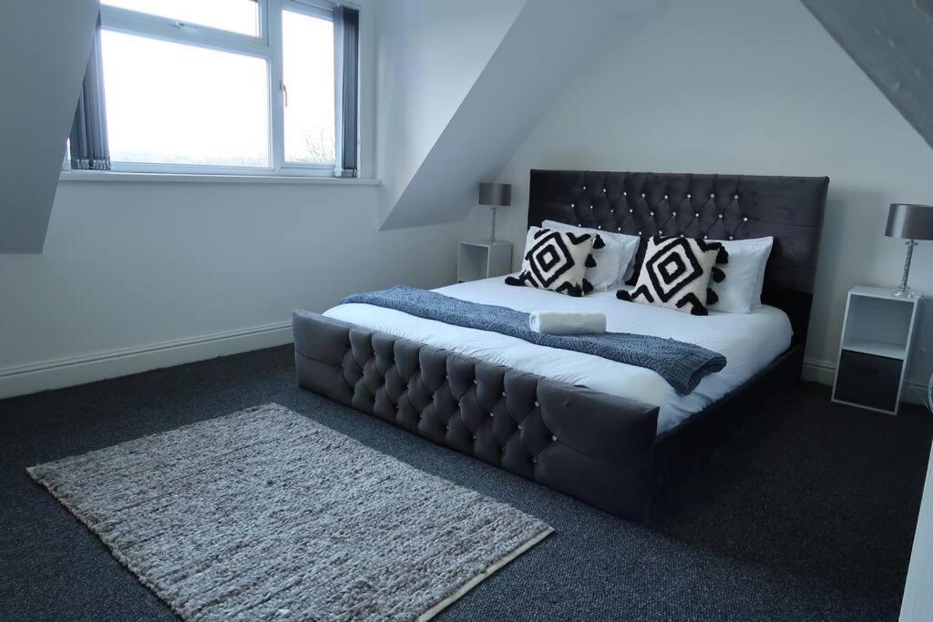 Two-Bedroom Apartment With Scenic Balcony View Шипли Екстериор снимка