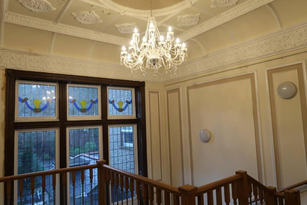 Two-Bedroom Apartment With Scenic Balcony View Шипли Екстериор снимка